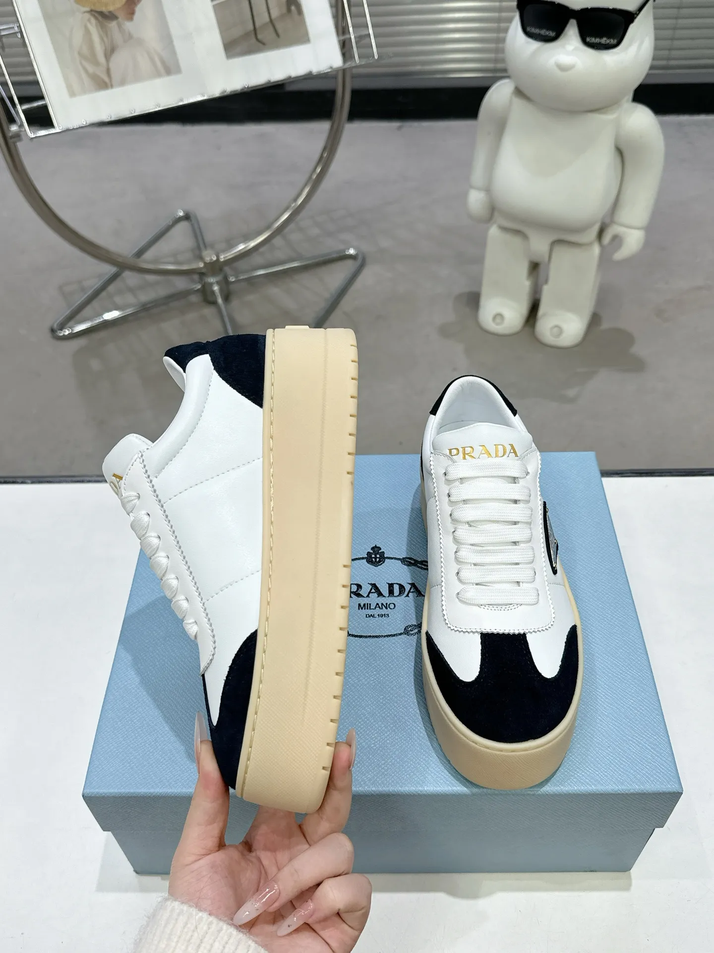 👟👟Ex-factory price 600👟👟 Prada Latest Downtown Bold series Thick-soled Platform Shoes Triangle Logo Casual Sports Shoes White Shoes Original purchase, development and production Downtown Bold sneakers are inspired by the basketball shoes of the 1980s, with sporty design and exquisite details. Crafted from perforated leather, the statement platform sole provides a unique, modern style. The Prada logo is interpreted from different angles, decorated with the iconic enameled triangular metal logo, highlighting the unique classic style. Exquisite packaging at the delivery counter🛍📦 ▪️Fabric: Original custom imported first-layer cowhide ▪️Inner lining: Original imported sheepskin ▪️Outsole: Original open-molded ultra-light foam material ▪️Sole thickness: 4.5CM ▪️Size: Women's 35-40